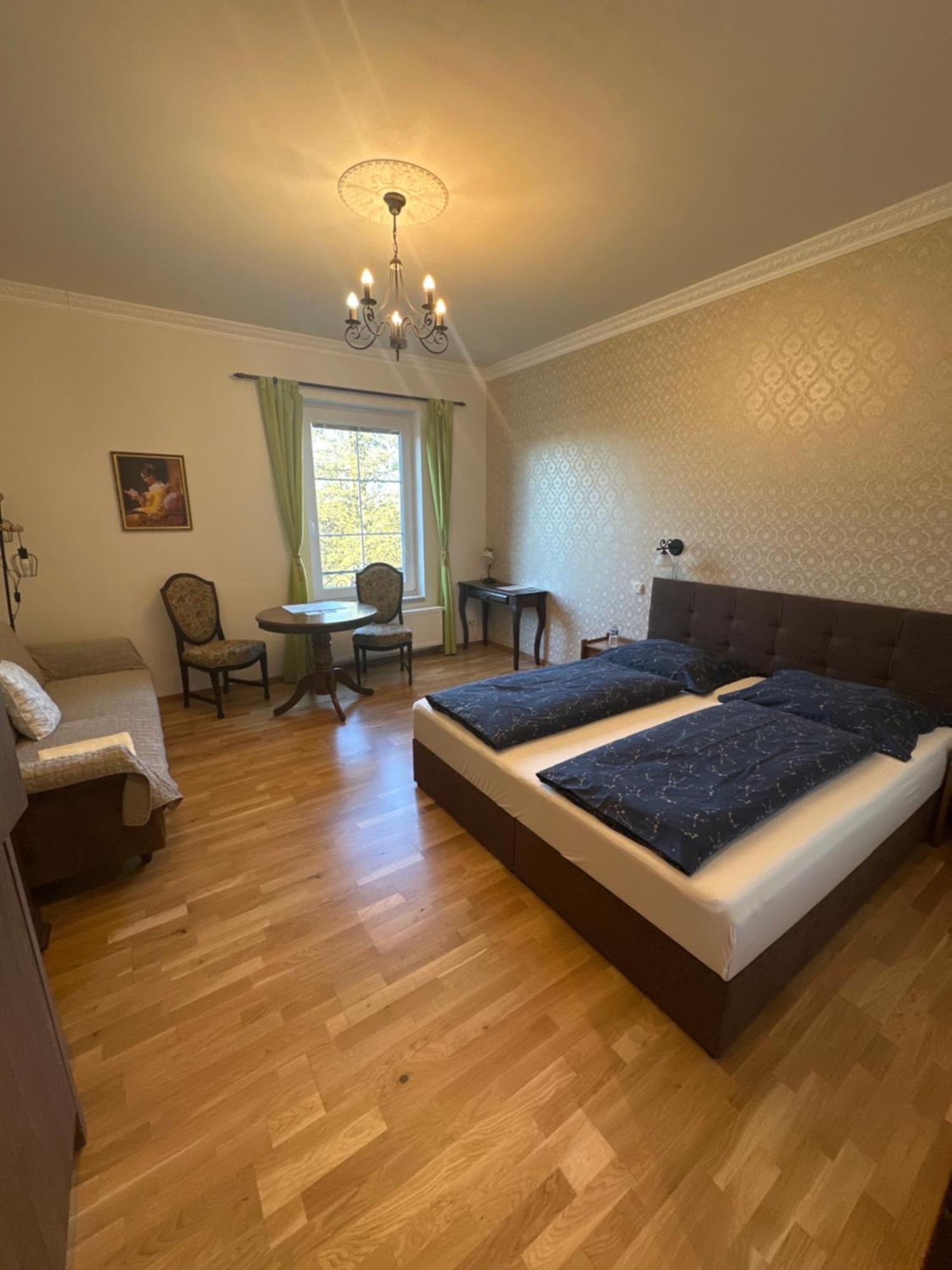 Bynovecky Zamecek Hotel Exterior photo